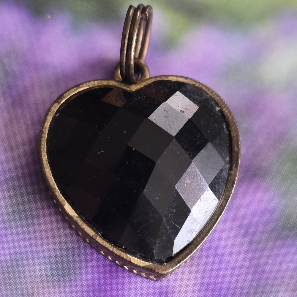 Black heart pendant charm gold tone faceted cabochon valentines day goth